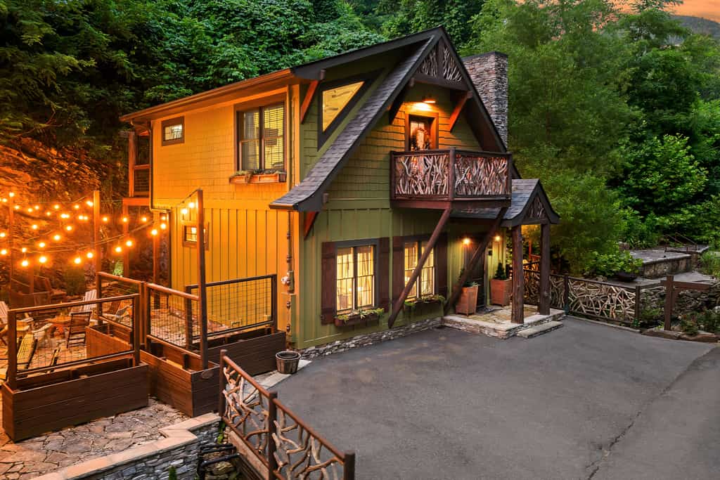 Spacious Riverfront Cabin, Hot Tub, Near Downtown