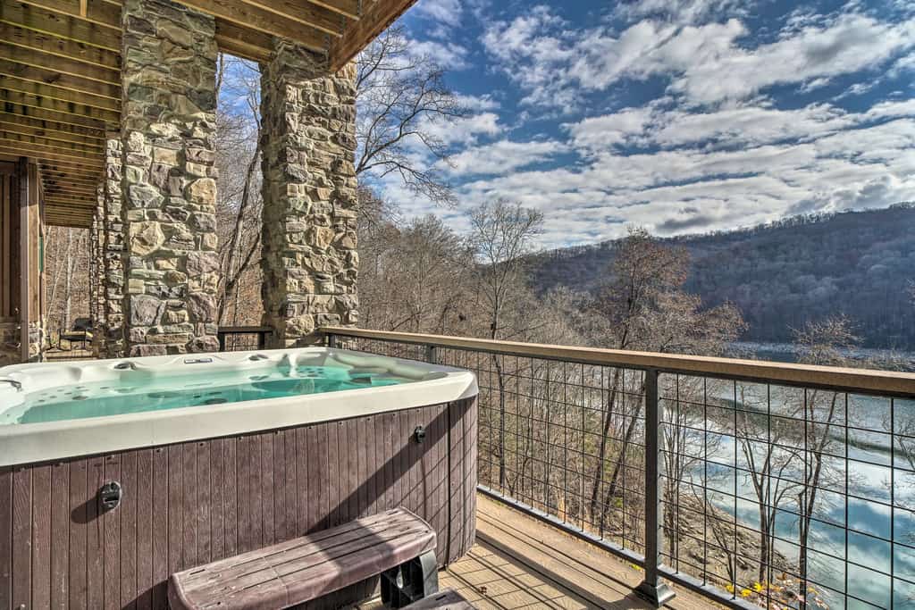 🏞️ 𝗢𝗻 𝘁𝗵𝗲 𝗥𝗼𝗰𝗸𝘀
Escape to this spacious lakefront cabin on Norris Lake in New Tazewell, TN, sleeping up to 16 guests. Enjoy a private dock with lift, hot tub, fire pit, game room with pool table, fireplace, two large decks, lake views, and a fully equipped kitchen. Perfect for family reunions, group getaways, boating, fishing, and outdoor adventures near Cumberland Gap National Park.