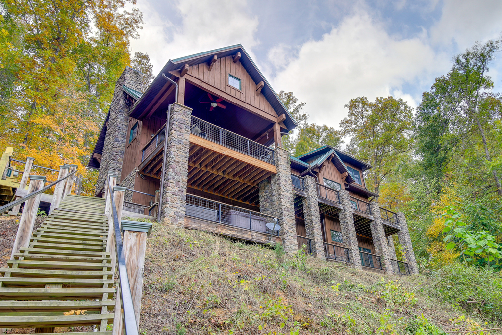 Lakefront Cabin, Sleeps 16, Dock, FirePit, Hot Tub