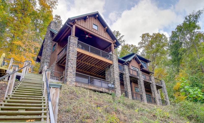 ๐๏ธ ๐ข๐ป ๐๐ต๐ฒ ๐ฅ๐ผ๐ฐ๐ธ๐
Escape to this spacious lakefront cabin on Norris Lake in New Tazewell, TN, sleeping up to 16 guests. Enjoy a private dock with lift, hot tub, fire pit, game room with pool table, fireplace, two large decks, lake views, and a fully equipped kitchen. Perfect for family reunions, group getaways, boating, fishing, and outdoor adventures near Cumberland Gap National Park.