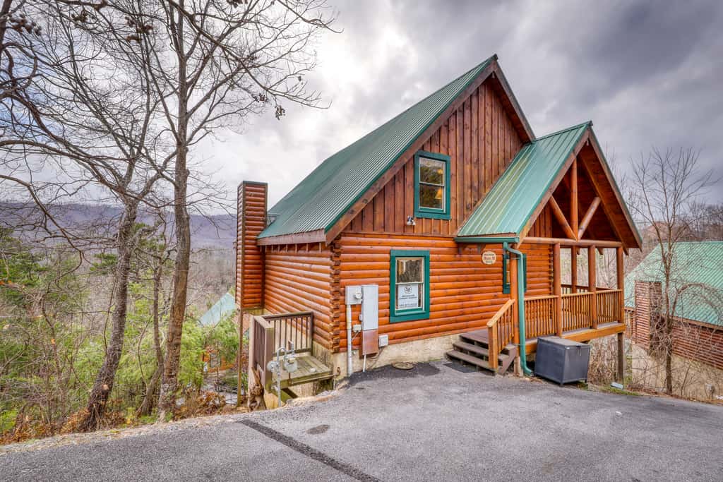 Hilltop Cabin, Sleeps 6, Hot Tub, Games, Views, Pool