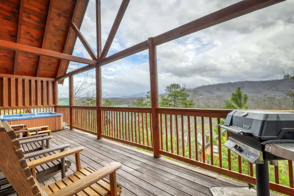 Hilltop Cabin, Sleeps 6, Hot Tub, Games, Views, Pool