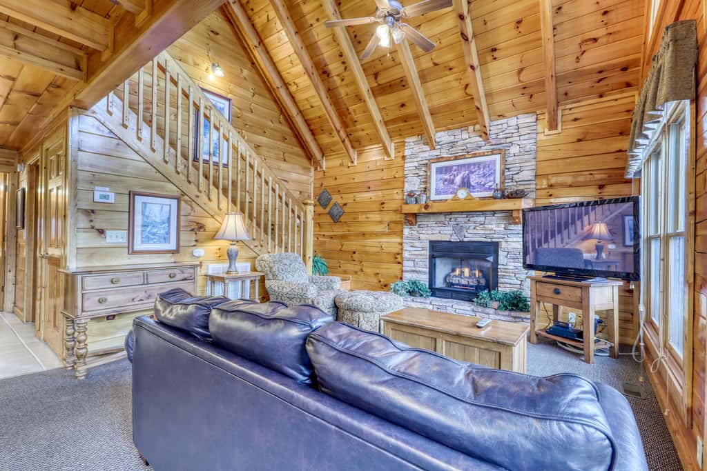 Hilltop Cabin, Sleeps 6, Hot Tub, Games, Views, Pool