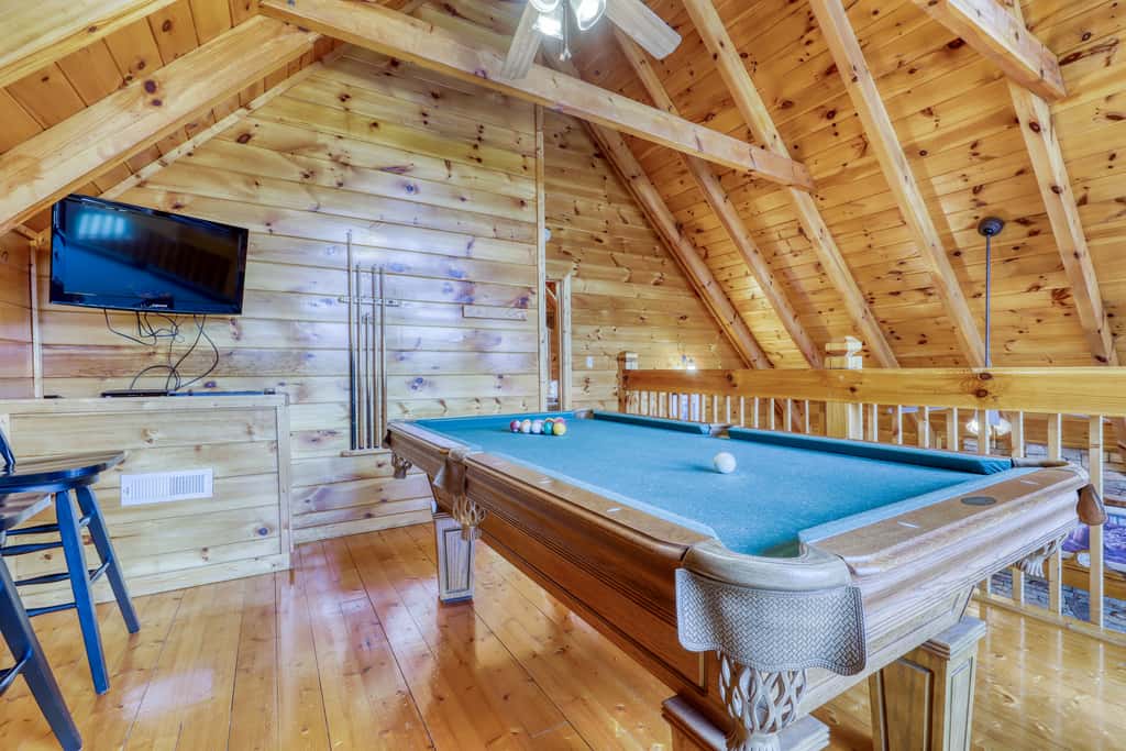 Hilltop Cabin, Sleeps 6, Hot Tub, Games, Views, Pool