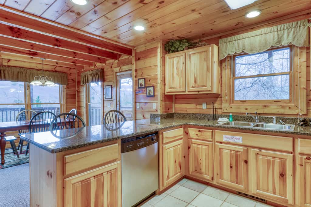 Hilltop Cabin, Sleeps 6, Hot Tub, Games, Views, Pool