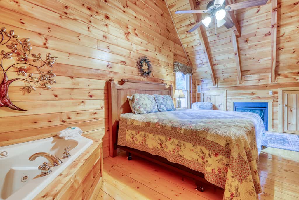 Hilltop Cabin, Sleeps 6, Hot Tub, Games, Views, Pool