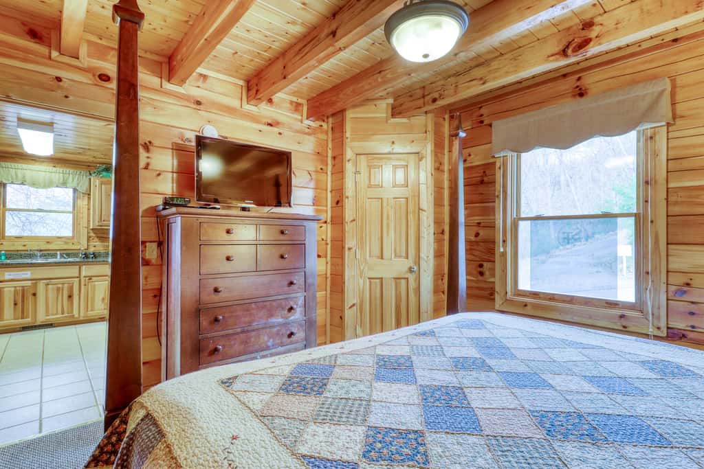 Hilltop Cabin, Sleeps 6, Hot Tub, Games, Views, Pool