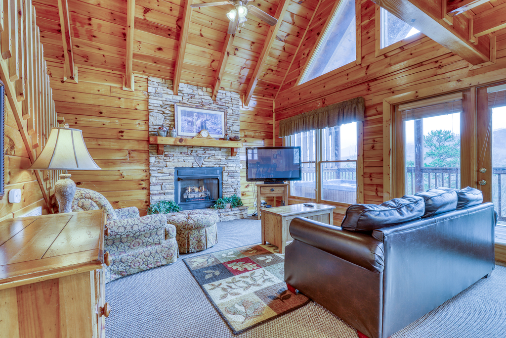 Hilltop Cabin, Sleeps 6, Hot Tub, Games, Views, Pool
