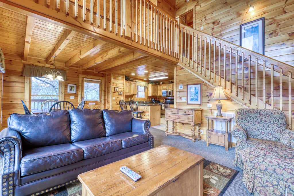 Hilltop Cabin, Sleeps 6, Hot Tub, Games, Views, Pool