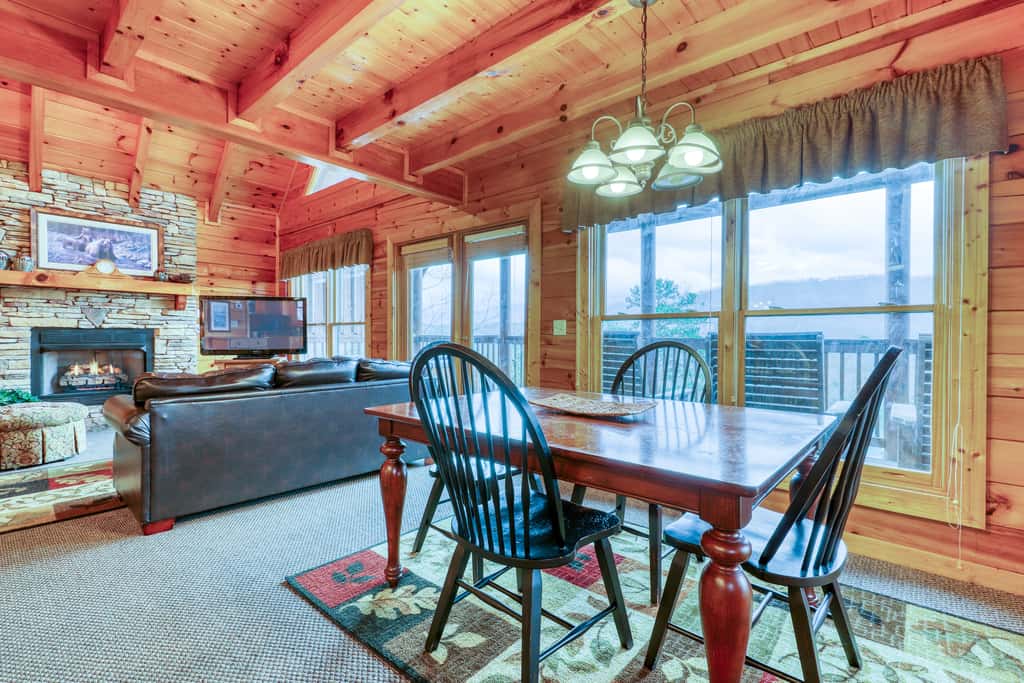 Hilltop Cabin, Sleeps 6, Hot Tub, Games, Views, Pool