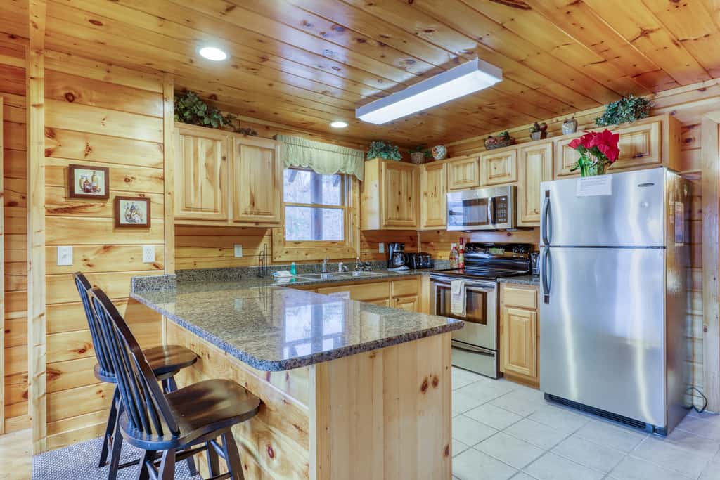 Hilltop Cabin, Sleeps 6, Hot Tub, Games, Views, Pool