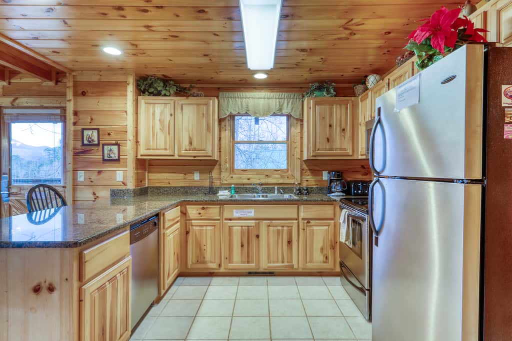 Hilltop Cabin, Sleeps 6, Hot Tub, Games, Views, Pool
