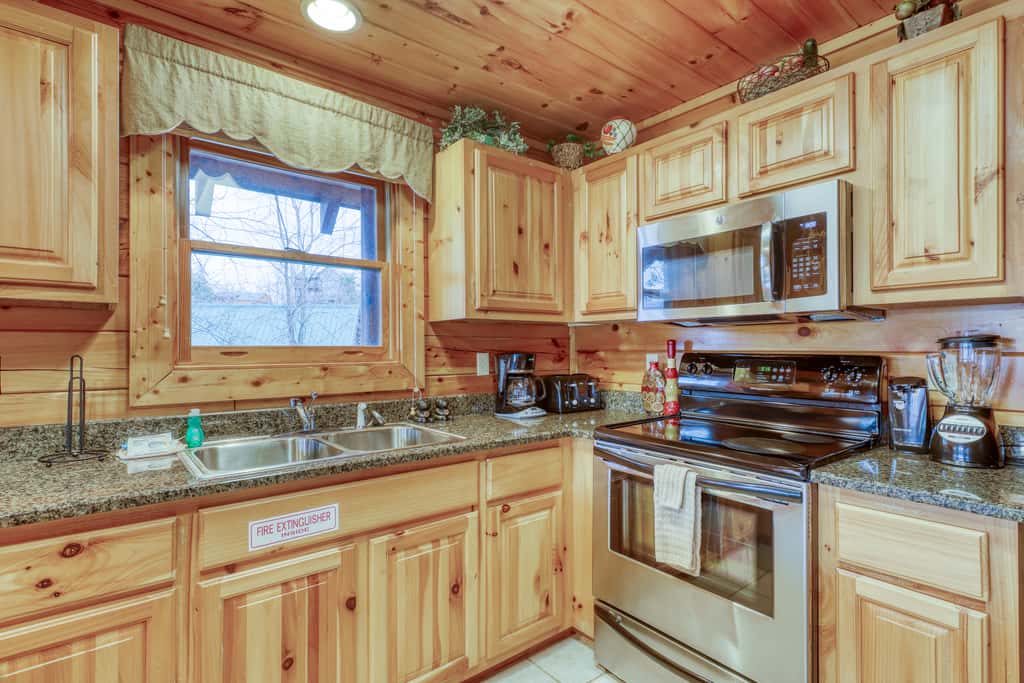 Hilltop Cabin, Sleeps 6, Hot Tub, Games, Views, Pool