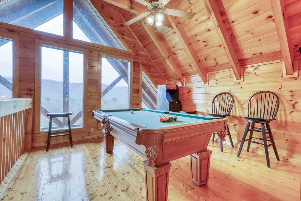 Hilltop Cabin, Sleeps 6, Hot Tub, Games, Views, Pool
