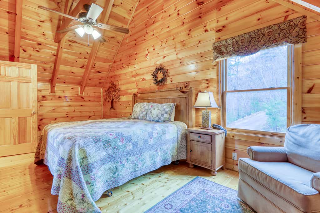 Hilltop Cabin, Sleeps 6, Hot Tub, Games, Views, Pool
