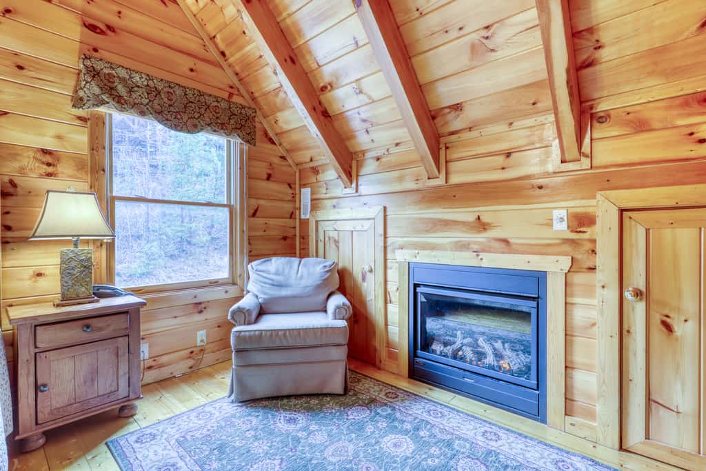 Hilltop Cabin, Sleeps 6, Hot Tub, Games, Views, Pool