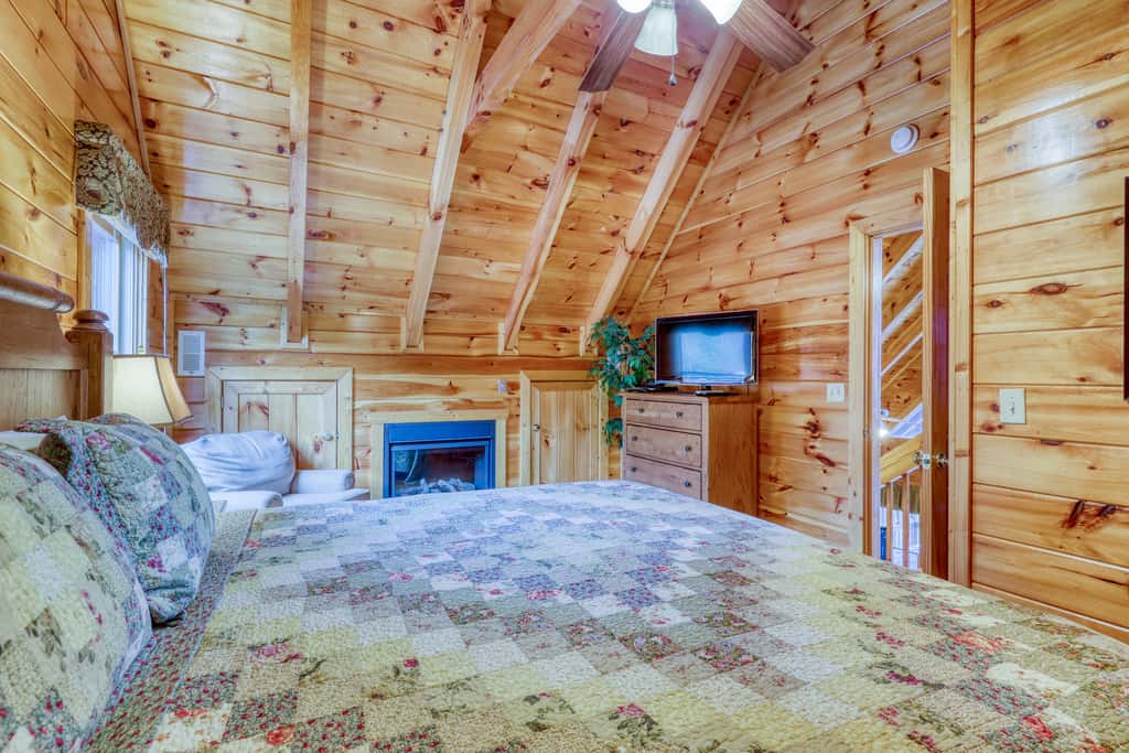 Hilltop Cabin, Sleeps 6, Hot Tub, Games, Views, Pool