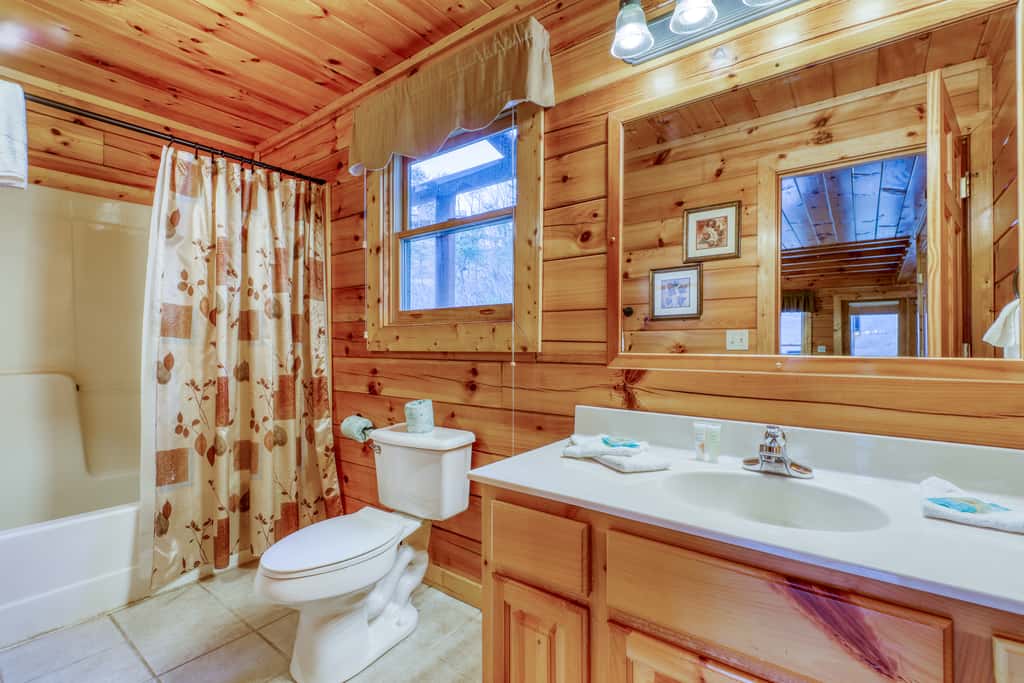 Hilltop Cabin, Sleeps 6, Hot Tub, Games, Views, Pool