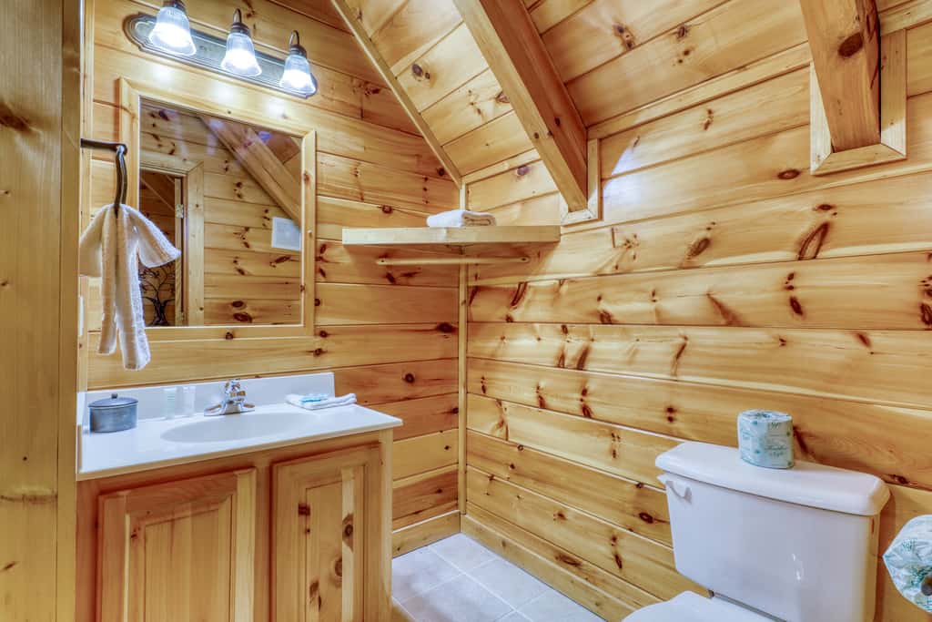 Hilltop Cabin, Sleeps 6, Hot Tub, Games, Views, Pool