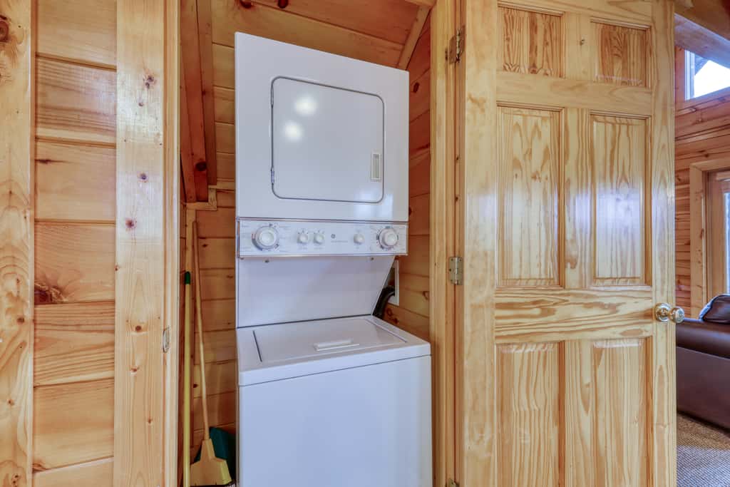 Hilltop Cabin, Sleeps 6, Hot Tub, Games, Views, Pool