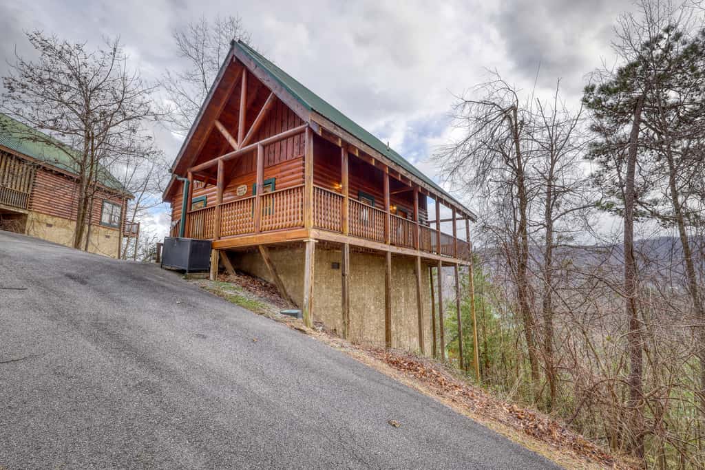 Hilltop Cabin, Sleeps 6, Hot Tub, Games, Views, Pool