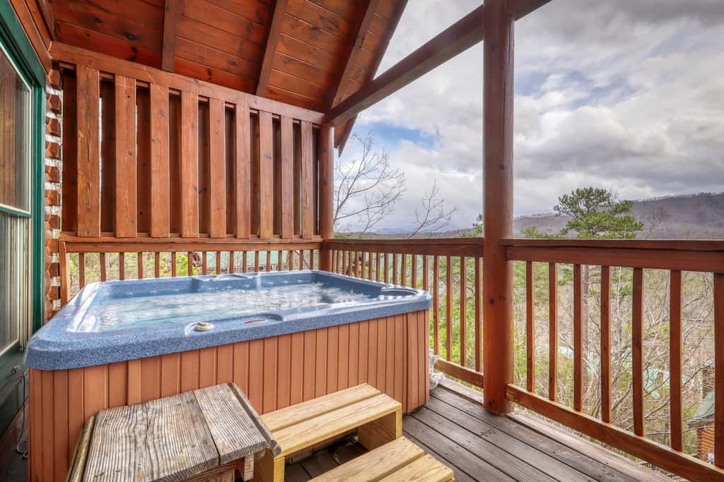 Hilltop Cabin, Sleeps 6, Hot Tub, Games, Views, Pool
