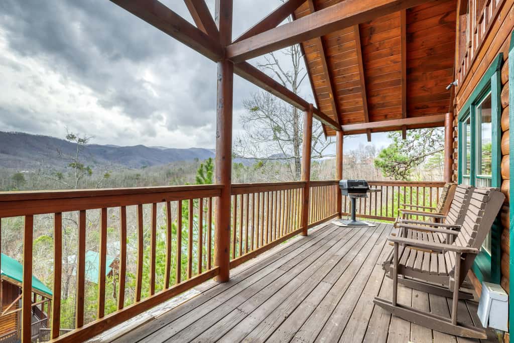 Hilltop Cabin, Sleeps 6, Hot Tub, Games, Views, Pool