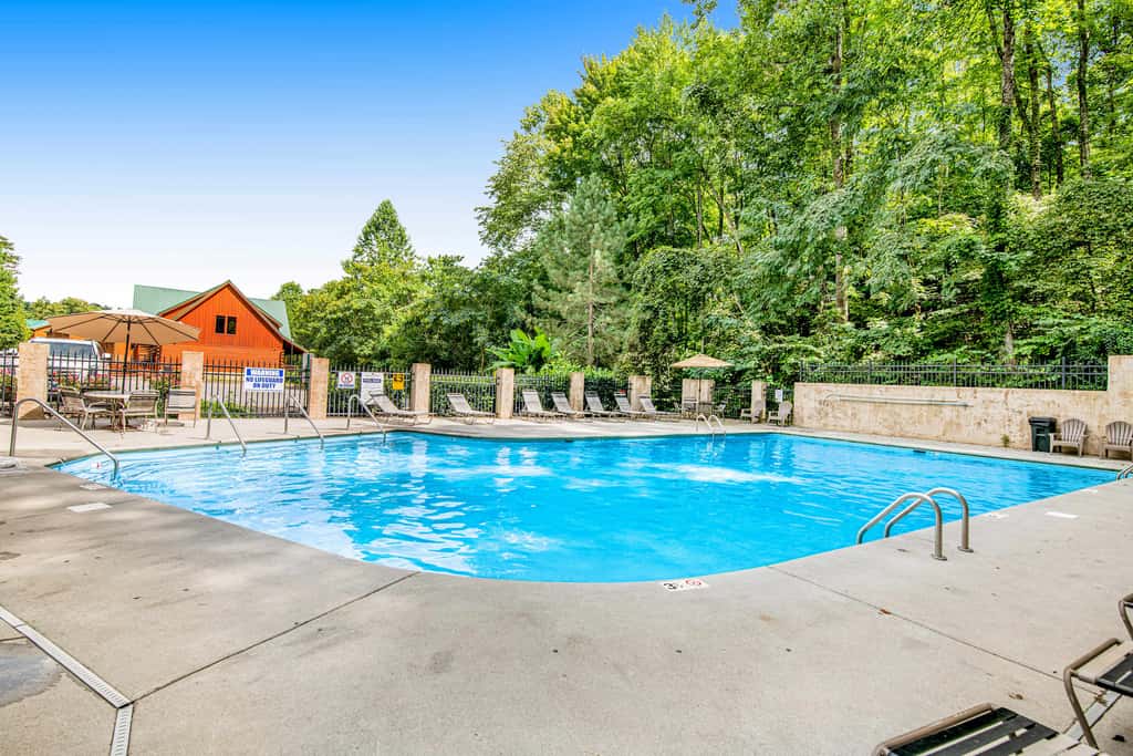 Hilltop Cabin, Sleeps 6, Hot Tub, Games, Views, Pool