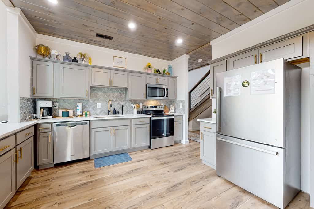 🏞️ 𝗟𝘂𝗻𝗮 𝗕𝗲𝗮𝗿 𝗖𝗵𝗮𝗹𝗲𝘁
Escape to Luna Bear Chalet, a newly built Smoky Mountain cabin in Sevierville with stunning mountain views, a private hot tub, arcade, shuffleboard, firepit, grill, and family-friendly amenities. Sleeps 8 with cozy bedrooms, bunk loft, full kitchen, fireplace, and spacious deck. Minutes from Dollywood, Pigeon Forge, Gatlinburg, hiking, dining, and top Smoky Mountain attractions.