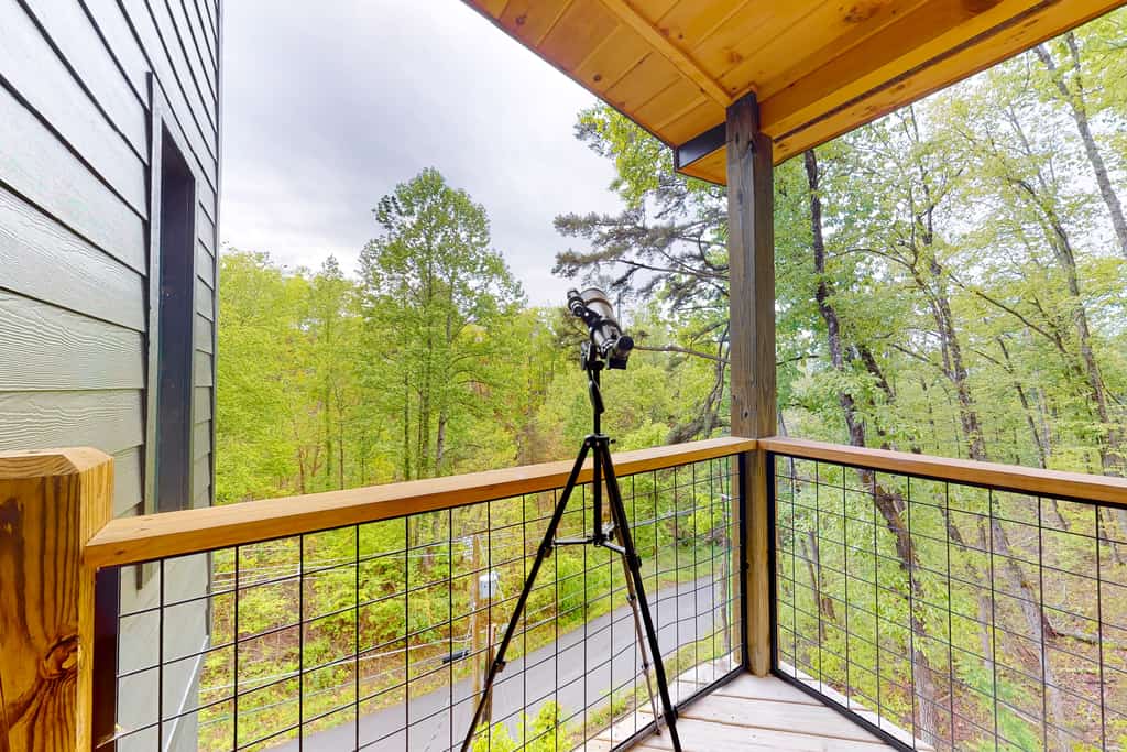 🏞️ 𝗟𝘂𝗻𝗮 𝗕𝗲𝗮𝗿 𝗖𝗵𝗮𝗹𝗲𝘁
Escape to Luna Bear Chalet, a newly built Smoky Mountain cabin in Sevierville with stunning mountain views, a private hot tub, arcade, shuffleboard, firepit, grill, and family-friendly amenities. Sleeps 8 with cozy bedrooms, bunk loft, full kitchen, fireplace, and spacious deck. Minutes from Dollywood, Pigeon Forge, Gatlinburg, hiking, dining, and top Smoky Mountain attractions.