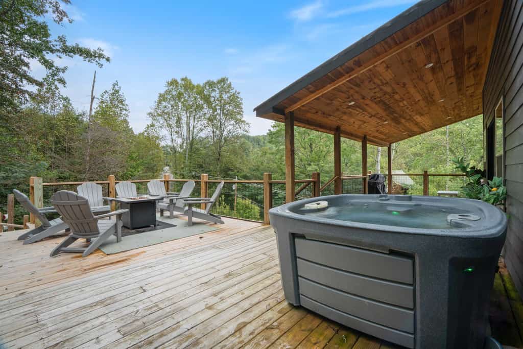 🏞️ 𝗟𝘂𝗻𝗮 𝗕𝗲𝗮𝗿 𝗖𝗵𝗮𝗹𝗲𝘁
Escape to Luna Bear Chalet, a newly built Smoky Mountain cabin in Sevierville with stunning mountain views, a private hot tub, arcade, shuffleboard, firepit, grill, and family-friendly amenities. Sleeps 8 with cozy bedrooms, bunk loft, full kitchen, fireplace, and spacious deck. Minutes from Dollywood, Pigeon Forge, Gatlinburg, hiking, dining, and top Smoky Mountain attractions.