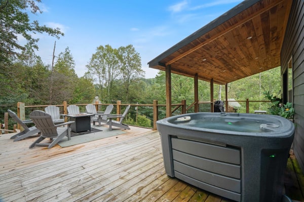 ๐๏ธ ๐๐๐ป๐ฎ ๐๐ฒ๐ฎ๐ฟ ๐๐ต๐ฎ๐น๐ฒ๐
Escape to Luna Bear Chalet, a newly built Smoky Mountain cabin in Sevierville with stunning mountain views, a private hot tub, arcade, shuffleboard, firepit, grill, and family-friendly amenities. Sleeps 8 with cozy bedrooms, bunk loft, full kitchen, fireplace, and spacious deck. Minutes from Dollywood, Pigeon Forge, Gatlinburg, hiking, dining, and top Smoky Mountain attractions.