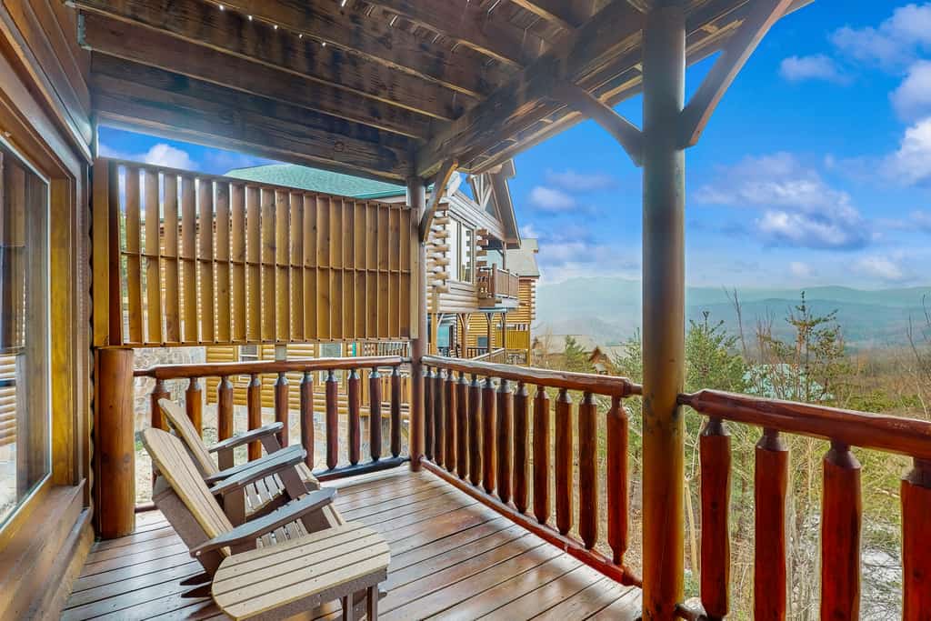 🏞️ 𝗟𝗲𝗴𝗮𝗰𝘆 𝗠𝗼𝘂𝗻𝘁𝗮𝗶𝗻 𝗥𝗲𝘀𝗼𝗿𝘁 𝗢𝗹𝗱 𝗚𝗹𝗼𝗿𝘆
Relax in this charming Smoky Mountain cabin in Sevierville, TN. Perfect for families or couples. Sleeps 6 with a king bed, cozy fireplace, hot tub, sauna, game room, and stunning mountain views. Enjoy pool access, fitness center, WiFi, full kitchen, and easy access to Pigeon Forge, Gatlinburg, Dollywood, ziplining, and hiking. Ideal Smoky Mountain getaway!