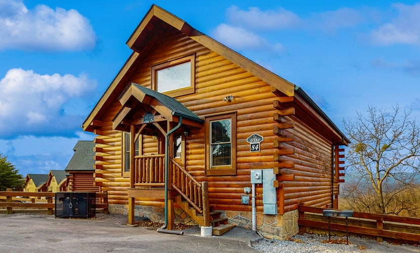🏞️ 𝗟𝗲𝗴𝗮𝗰𝘆 𝗠𝗼𝘂𝗻𝘁𝗮𝗶𝗻 𝗥𝗲𝘀𝗼𝗿𝘁 𝗢𝗹𝗱 𝗚𝗹𝗼𝗿𝘆
Relax in this charming Smoky Mountain cabin in Sevierville, TN. Perfect for families or couples. Sleeps 6 with a king bed, cozy fireplace, hot tub, sauna, game room, and stunning mountain views. Enjoy pool access, fitness center, WiFi, full kitchen, and easy access to Pigeon Forge, Gatlinburg, Dollywood, ziplining, and hiking. Ideal Smoky Mountain getaway!