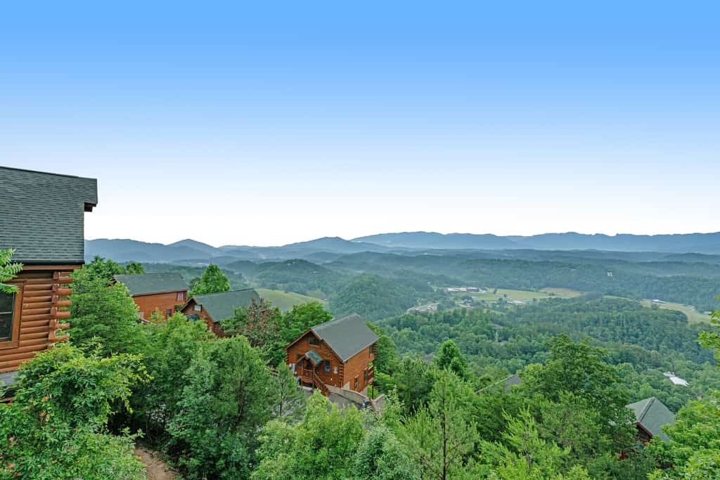 🏞️ 𝗟𝗲𝗴𝗮𝗰𝘆 𝗠𝗼𝘂𝗻𝘁𝗮𝗶𝗻 𝗥𝗲𝘀𝗼𝗿𝘁 𝗢𝗹𝗱 𝗚𝗹𝗼𝗿𝘆
Relax in this charming Smoky Mountain cabin in Sevierville, TN. Perfect for families or couples. Sleeps 6 with a king bed, cozy fireplace, hot tub, sauna, game room, and stunning mountain views. Enjoy pool access, fitness center, WiFi, full kitchen, and easy access to Pigeon Forge, Gatlinburg, Dollywood, ziplining, and hiking. Ideal Smoky Mountain getaway!