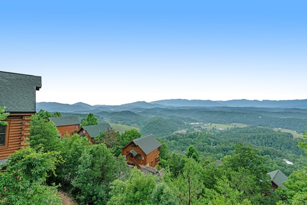 🏞️ 𝗟𝗲𝗴𝗮𝗰𝘆 𝗠𝗼𝘂𝗻𝘁𝗮𝗶𝗻 𝗥𝗲𝘀𝗼𝗿𝘁 𝗢𝗹𝗱 𝗚𝗹𝗼𝗿𝘆
Relax in this charming Smoky Mountain cabin in Sevierville, TN. Perfect for families or couples. Sleeps 6 with a king bed, cozy fireplace, hot tub, sauna, game room, and stunning mountain views. Enjoy pool access, fitness center, WiFi, full kitchen, and easy access to Pigeon Forge, Gatlinburg, Dollywood, ziplining, and hiking. Ideal Smoky Mountain getaway!