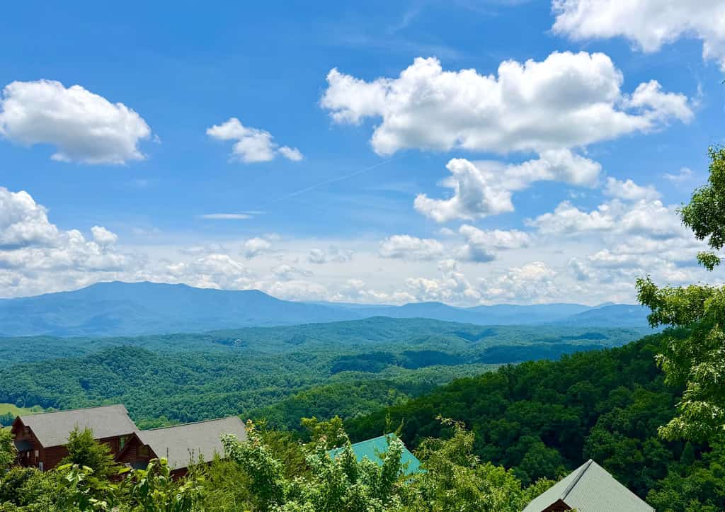 🏞️ 𝗟𝗲𝗴𝗮𝗰𝘆 𝗠𝗼𝘂𝗻𝘁𝗮𝗶𝗻 𝗥𝗲𝘀𝗼𝗿𝘁 𝗢𝗹𝗱 𝗚𝗹𝗼𝗿𝘆
Relax in this charming Smoky Mountain cabin in Sevierville, TN. Perfect for families or couples. Sleeps 6 with a king bed, cozy fireplace, hot tub, sauna, game room, and stunning mountain views. Enjoy pool access, fitness center, WiFi, full kitchen, and easy access to Pigeon Forge, Gatlinburg, Dollywood, ziplining, and hiking. Ideal Smoky Mountain getaway!