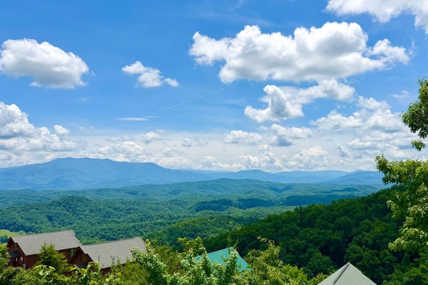 🏞️ 𝗟𝗲𝗴𝗮𝗰𝘆 𝗠𝗼𝘂𝗻𝘁𝗮𝗶𝗻 𝗥𝗲𝘀𝗼𝗿𝘁 𝗢𝗹𝗱 𝗚𝗹𝗼𝗿𝘆
Relax in this charming Smoky Mountain cabin in Sevierville, TN. Perfect for families or couples. Sleeps 6 with a king bed, cozy fireplace, hot tub, sauna, game room, and stunning mountain views. Enjoy pool access, fitness center, WiFi, full kitchen, and easy access to Pigeon Forge, Gatlinburg, Dollywood, ziplining, and hiking. Ideal Smoky Mountain getaway!