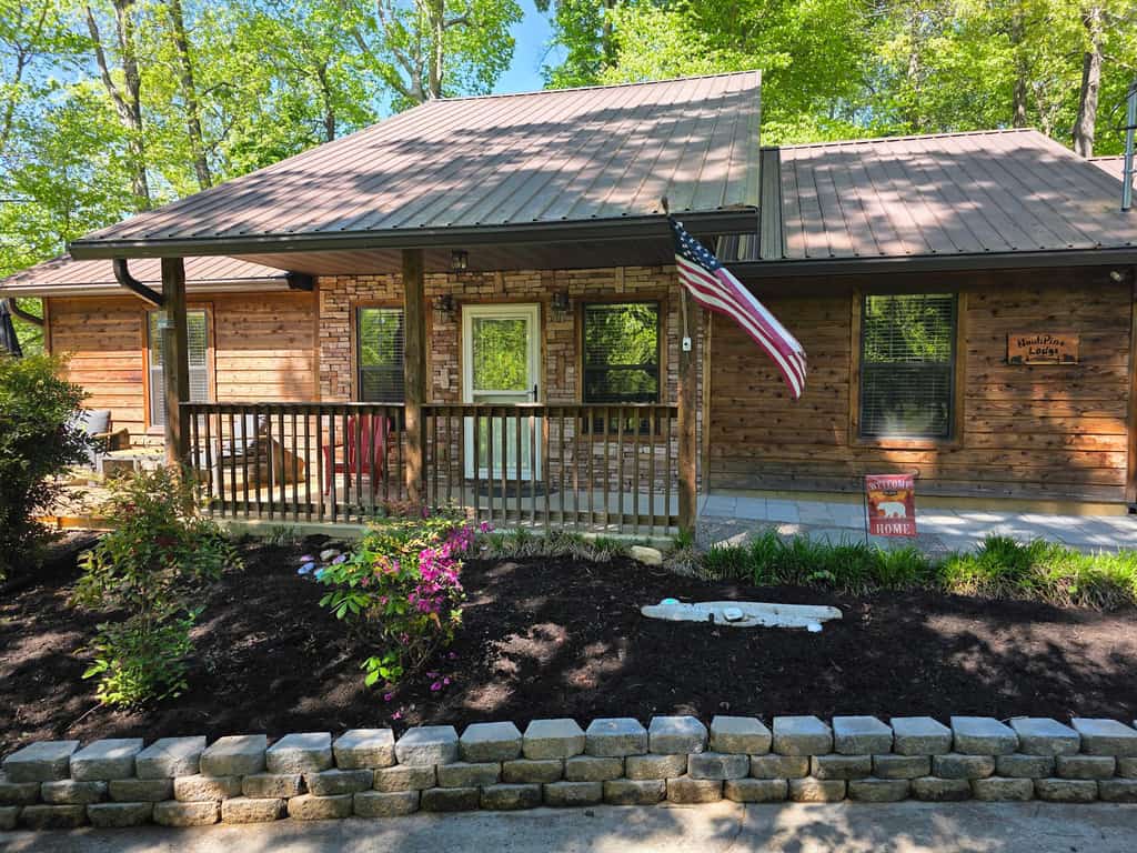 🏞️ 𝗡𝗮𝘂𝘁𝗶𝗣𝗶𝗻𝗲 𝗟𝗼𝗱𝗴𝗲
Cozy Smoky Mountain cabin in Sevierville, just 1 mile from Douglas Lake boat launch. Perfect for boaters, anglers & motorcycle riders with trailer parking and secure garage. Relax in the 6-person hot tub, grill on the deck, or enjoy the fire pit & game room with foosball, darts & cornhole. Sleeps 6 with full kitchen, washer/dryer & TVs in every room. Minutes to Dollywood, Pigeon Forge, Gatlinburg & Great Smoky Mountains National Park.