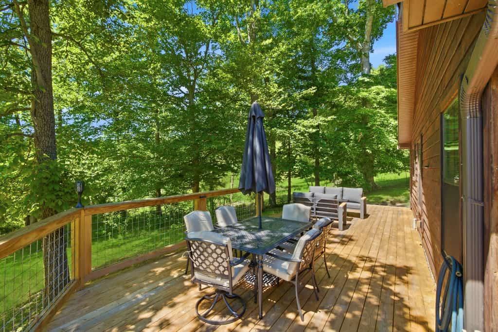 🏞️ 𝗡𝗮𝘂𝘁𝗶𝗣𝗶𝗻𝗲 𝗟𝗼𝗱𝗴𝗲
Cozy Smoky Mountain cabin in Sevierville, just 1 mile from Douglas Lake boat launch. Perfect for boaters, anglers & motorcycle riders with trailer parking and secure garage. Relax in the 6-person hot tub, grill on the deck, or enjoy the fire pit & game room with foosball, darts & cornhole. Sleeps 6 with full kitchen, washer/dryer & TVs in every room. Minutes to Dollywood, Pigeon Forge, Gatlinburg & Great Smoky Mountains National Park.