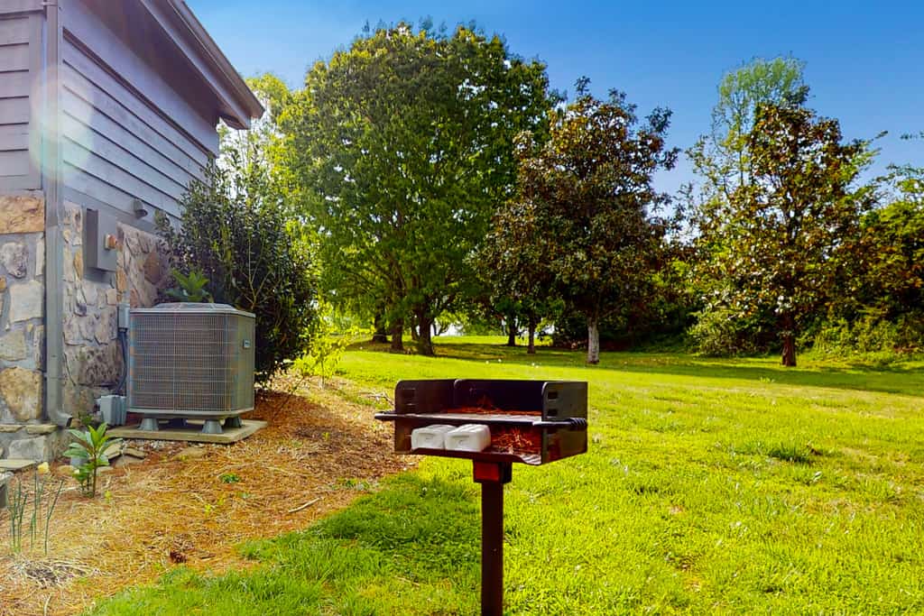 🏞️ 𝗕𝗮𝗻𝗲𝗯𝗲𝗿𝗿𝘆 𝗜𝗻𝗻 𝟴
Relax in this dog-friendly studio at Baneberry Inn — steps from Douglas Lake and close to the Smoky Mountains. Enjoy easy access to boating, fishing, hiking, and local attractions like Dollywood, Pigeon Forge, and Gatlinburg. Features include a kitchenette, balcony, fitness room, game room, and on-site laundry. Perfect for lakeside getaways and mountain adventures.