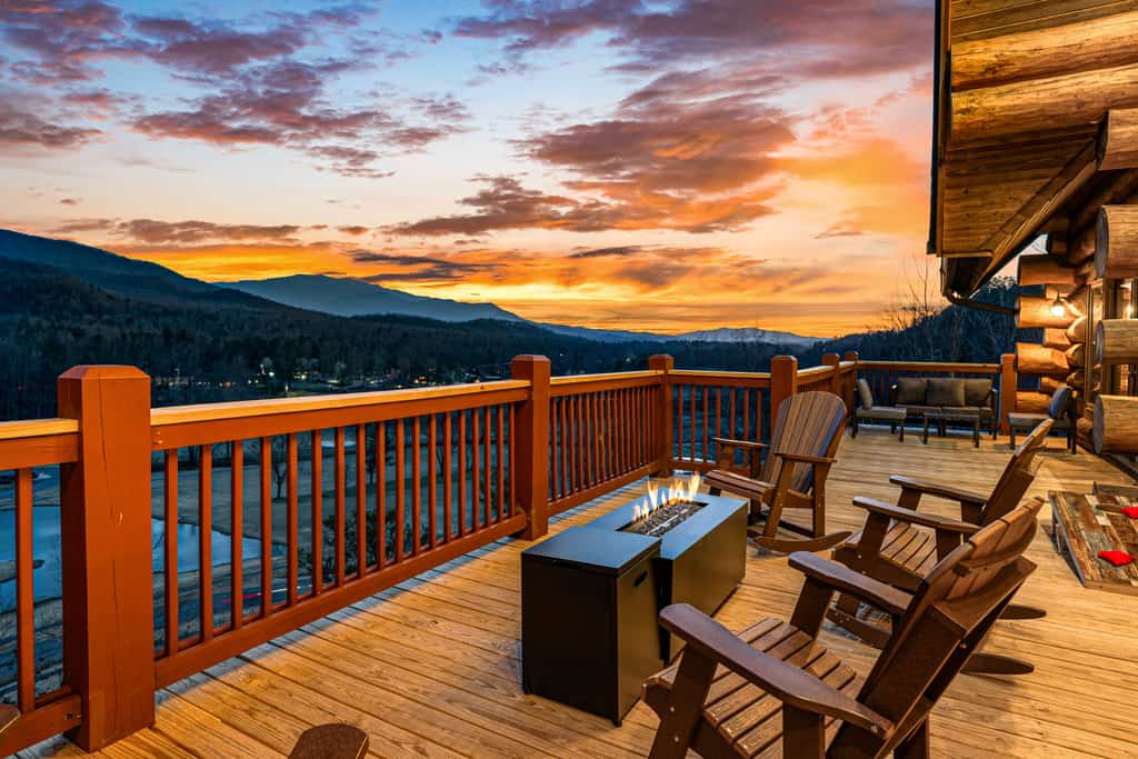 4-Story Cabin, Sleeps 22, Hot Tub, Game, Theater room
