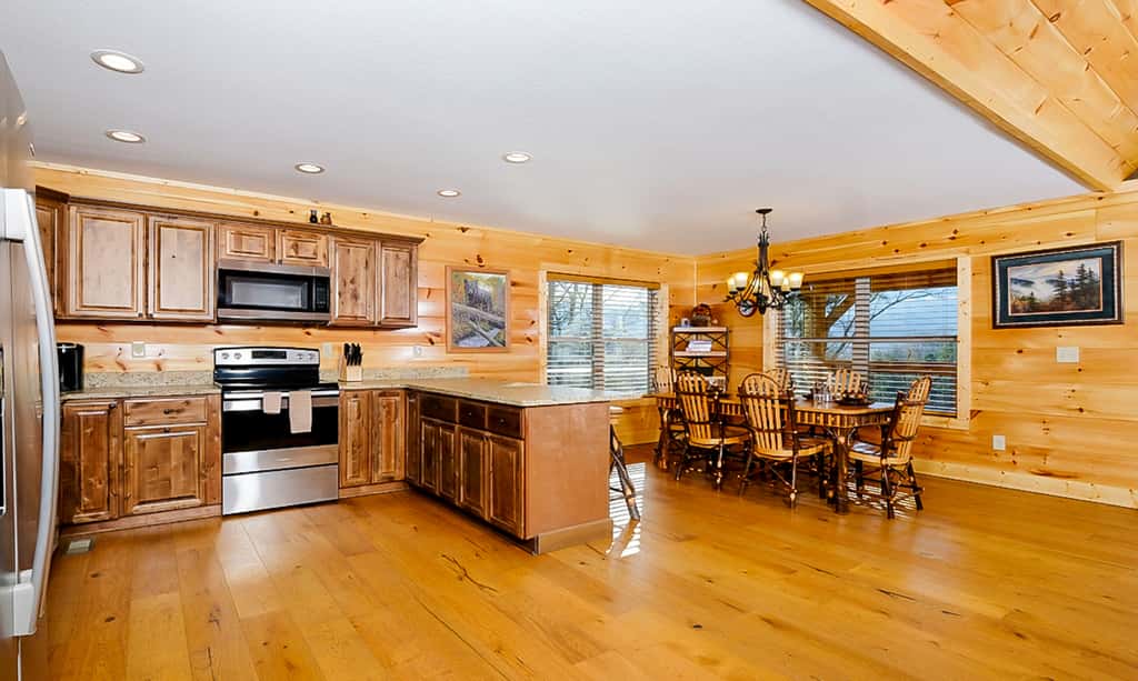Luxe Mtn View Cabin, Sleeps 10, Hot Tub, Game Room