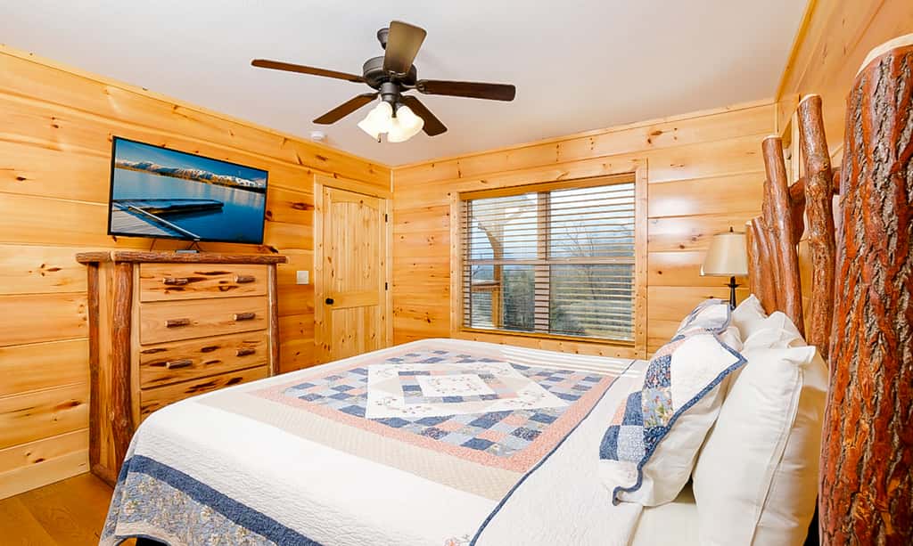 Luxe Mtn View Cabin, Sleeps 10, Hot Tub, Game Room