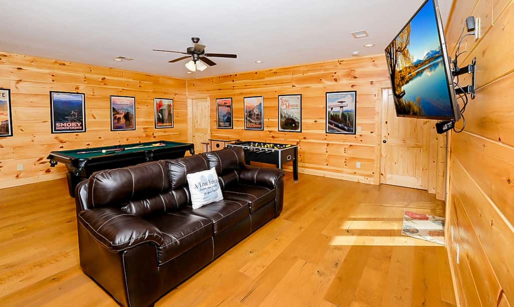 Luxe Mtn View Cabin, Sleeps 10, Hot Tub, Game Room