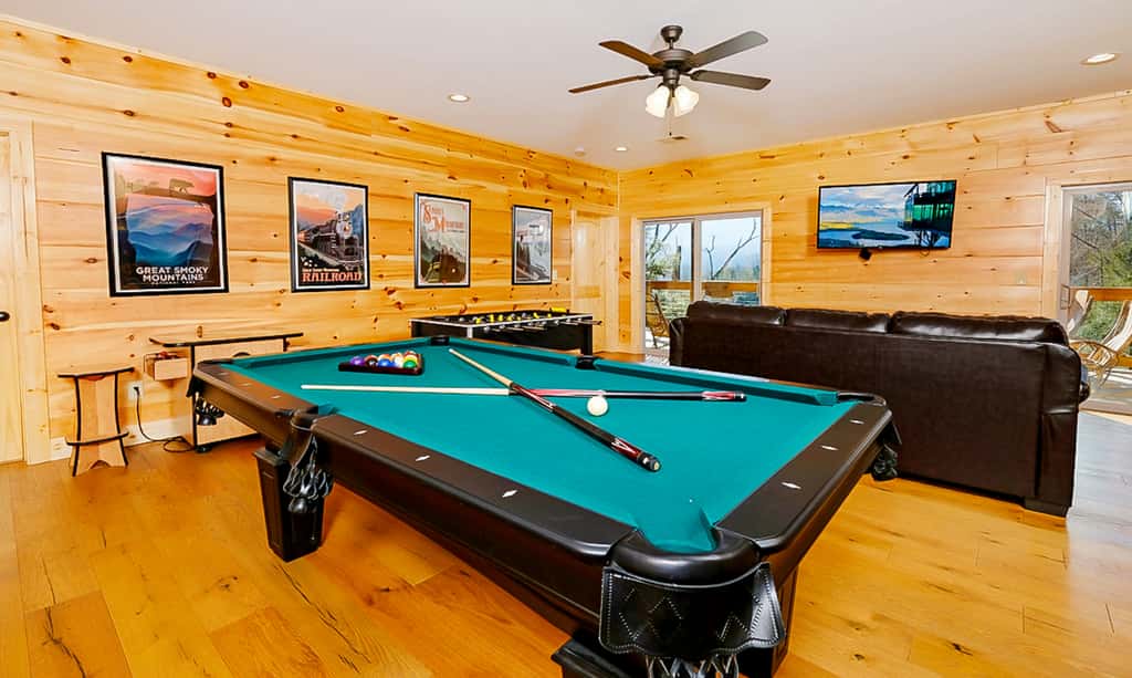 Luxe Mtn View Cabin, Sleeps 10, Hot Tub, Game Room