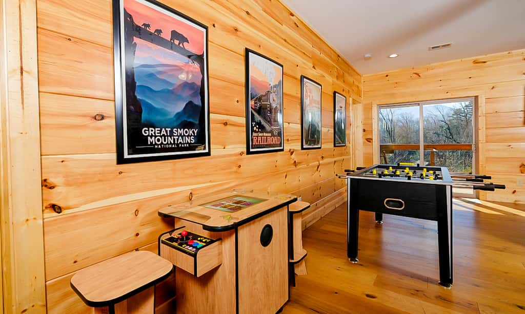Luxe Mtn View Cabin, Sleeps 10, Hot Tub, Game Room