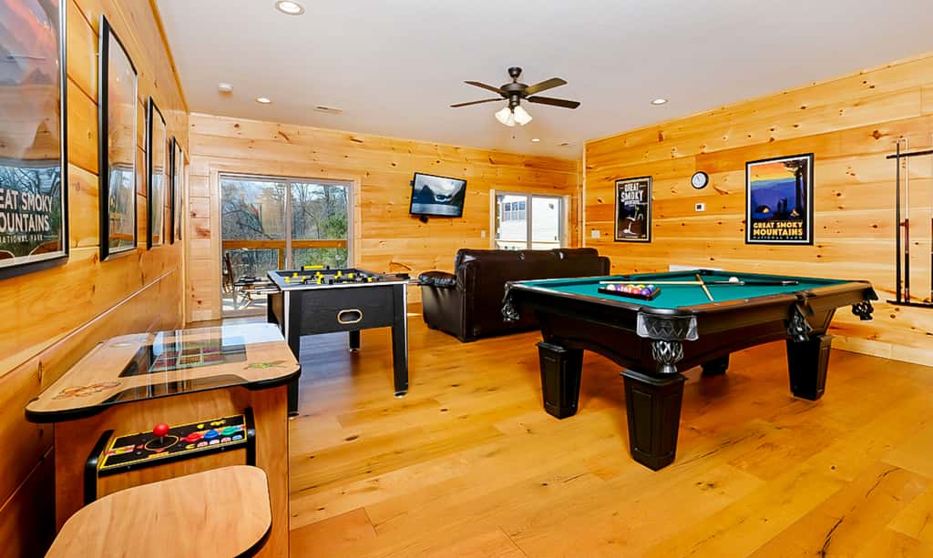 Luxe Mtn View Cabin, Sleeps 10, Hot Tub, Game Room