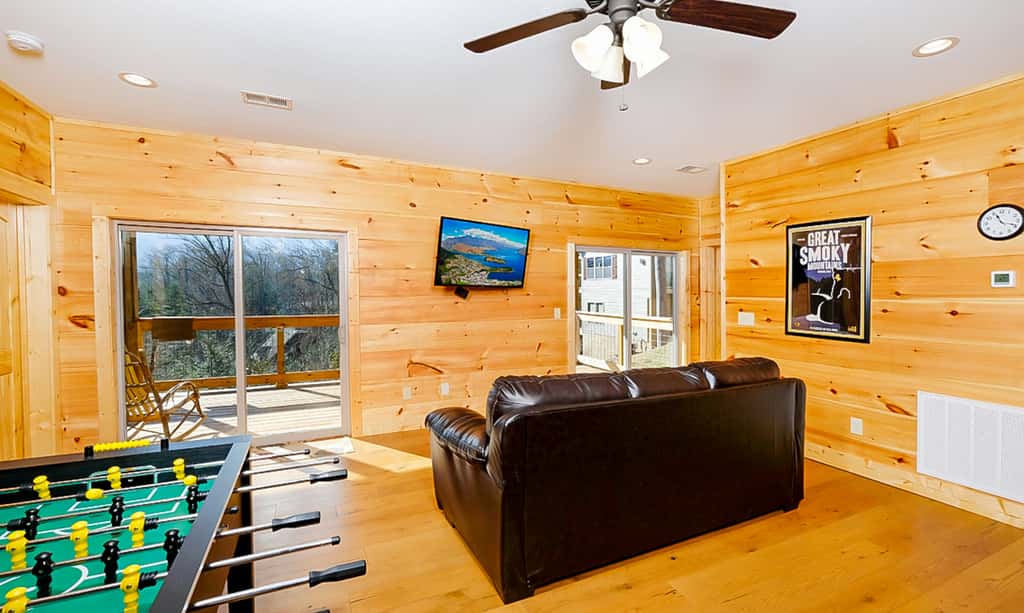 Luxe Mtn View Cabin, Sleeps 10, Hot Tub, Game Room