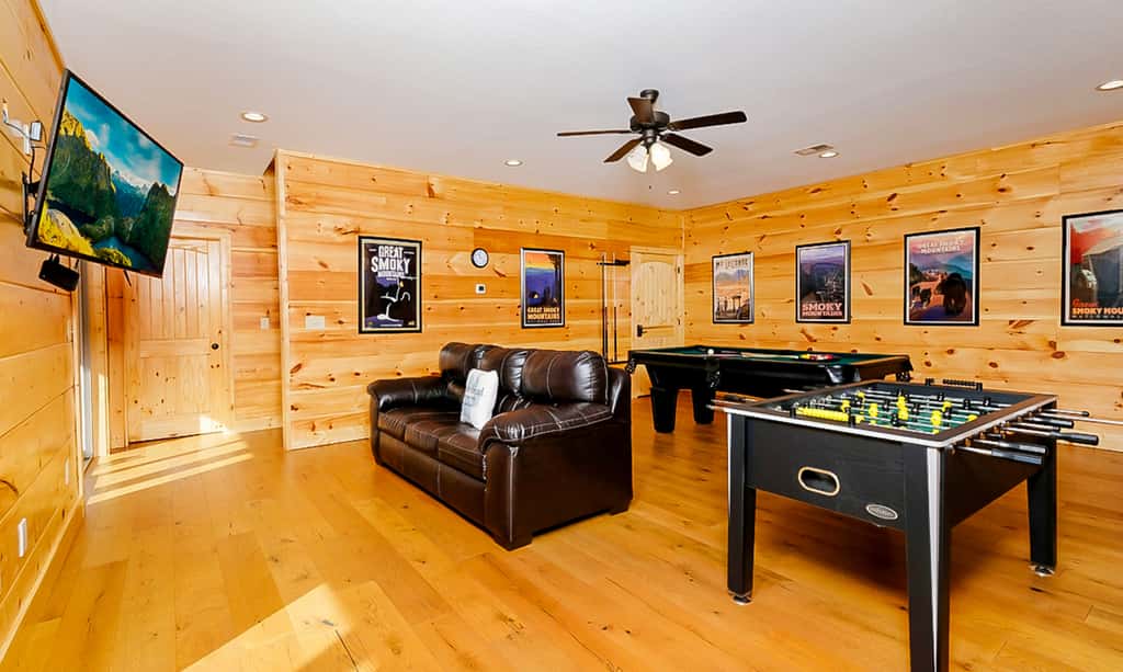 Luxe Mtn View Cabin, Sleeps 10, Hot Tub, Game Room